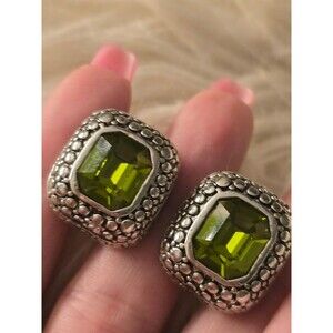G43 - Green Stone Vintage Clip Earrings